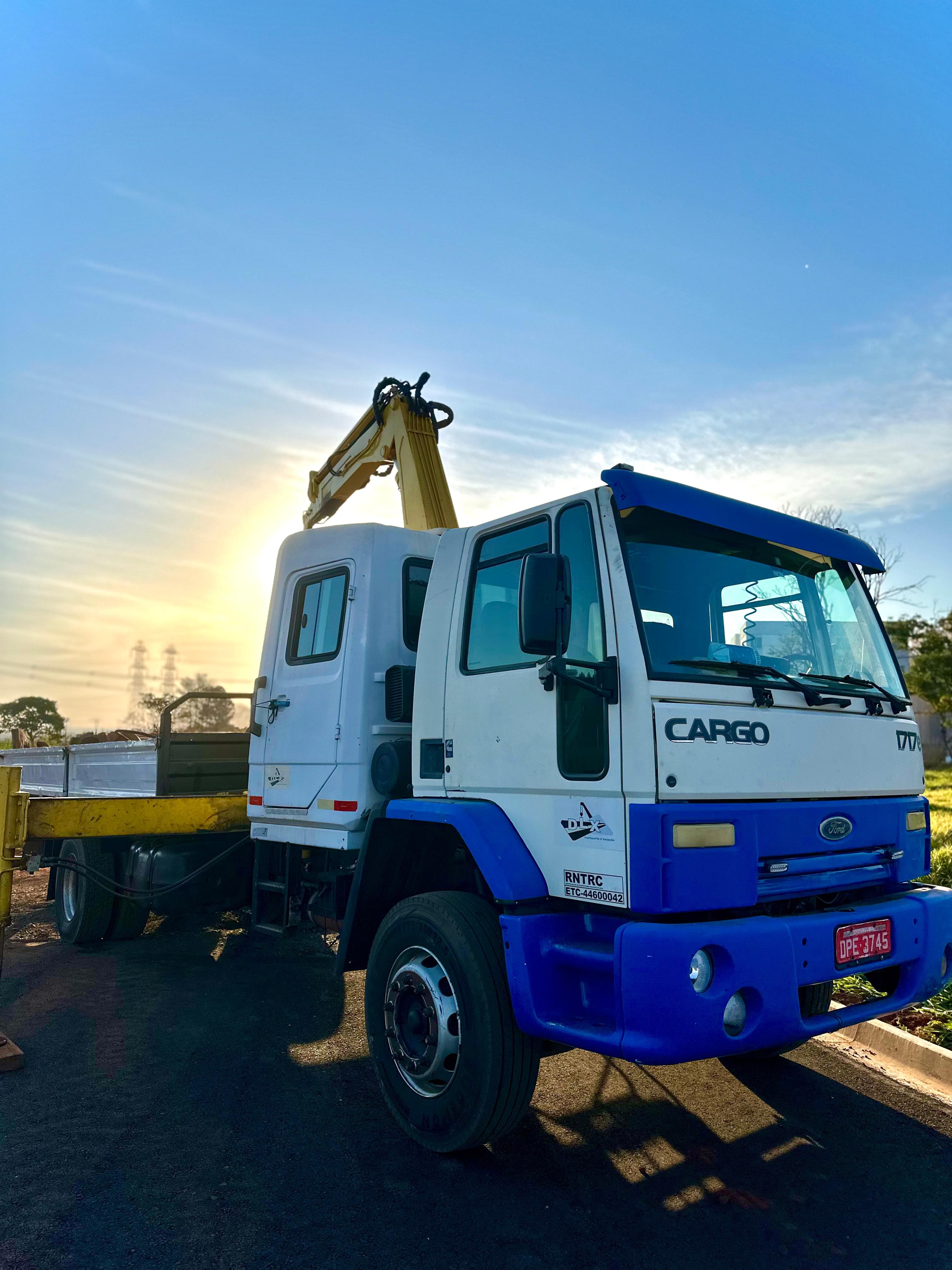 Caminhão Munck com Cabine Suplementar (para 4 lugares)