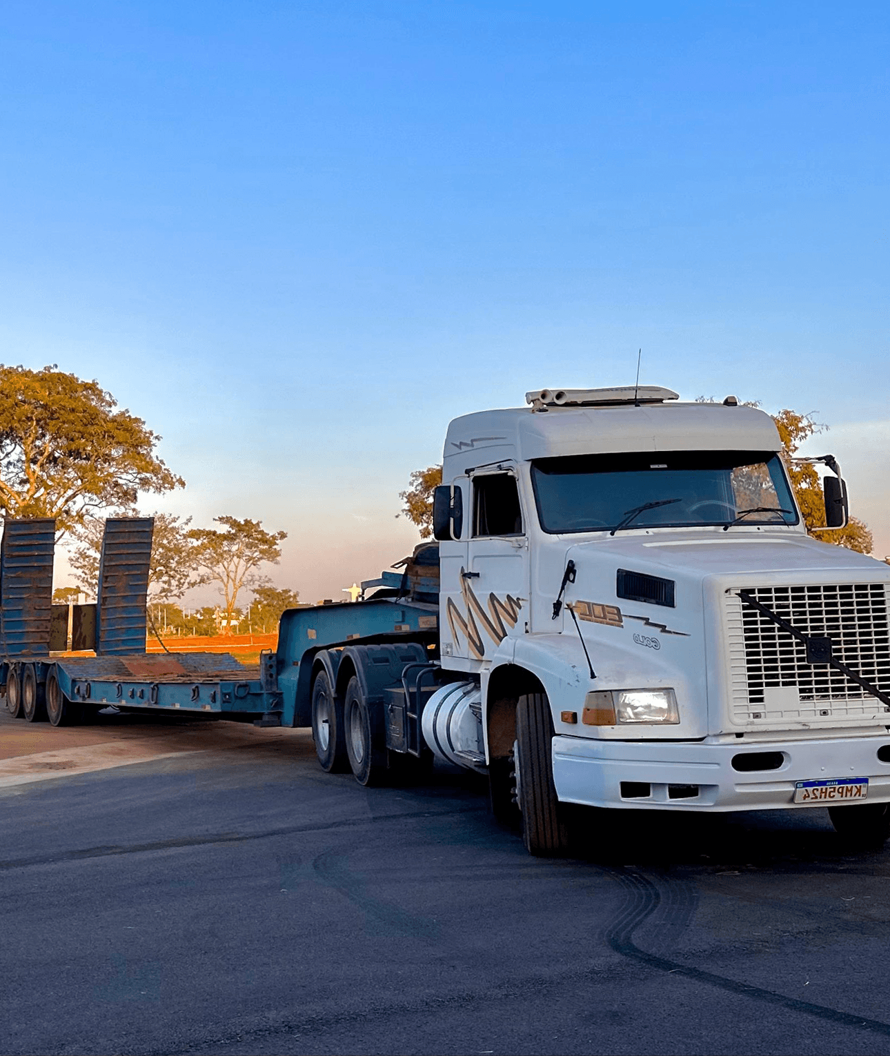 Carreta Semi-Reboque Prancha Baixa — capacidade de 40 toneladas para locação na DLX