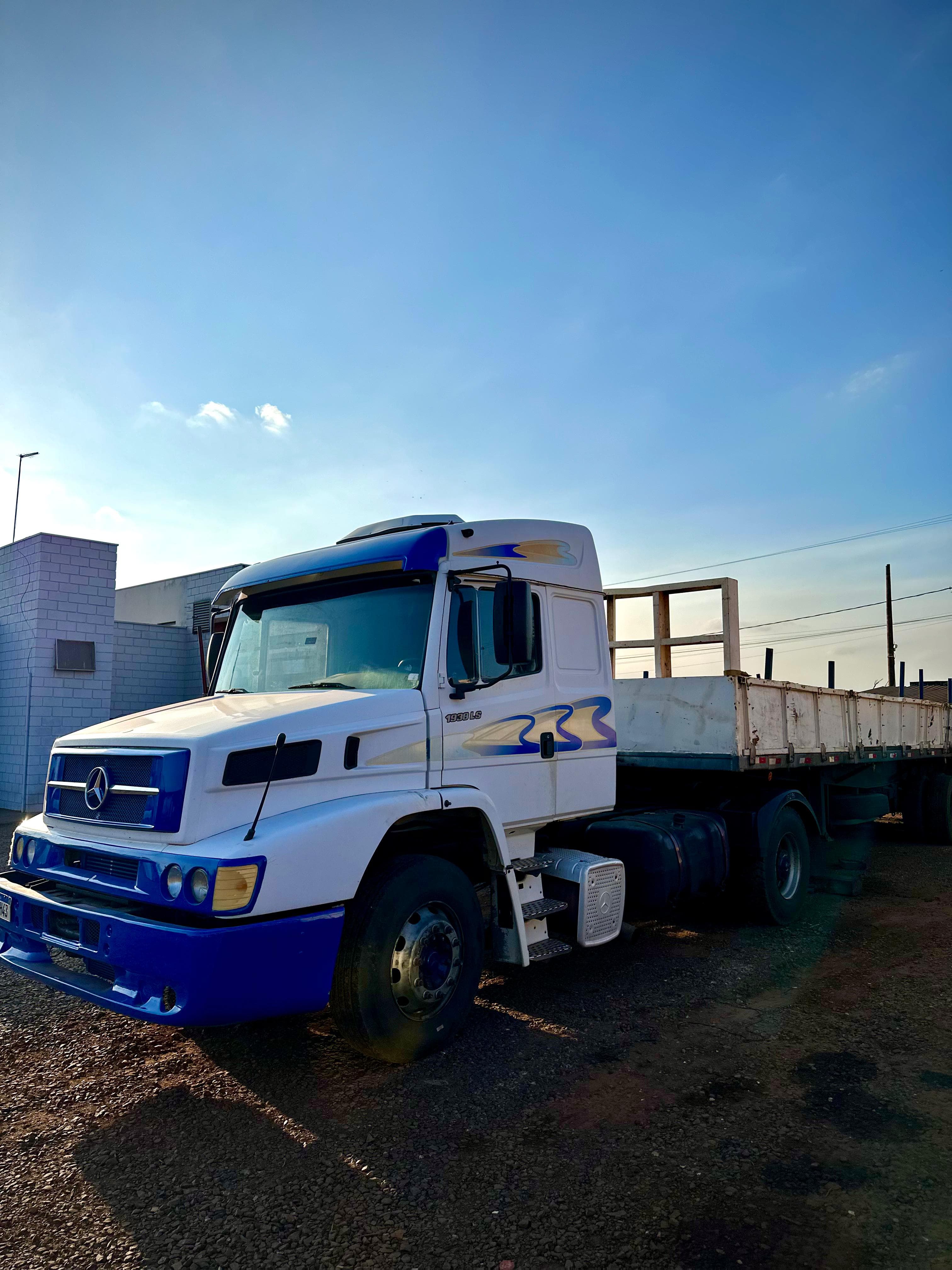 Caminhão Articulado com Carreta